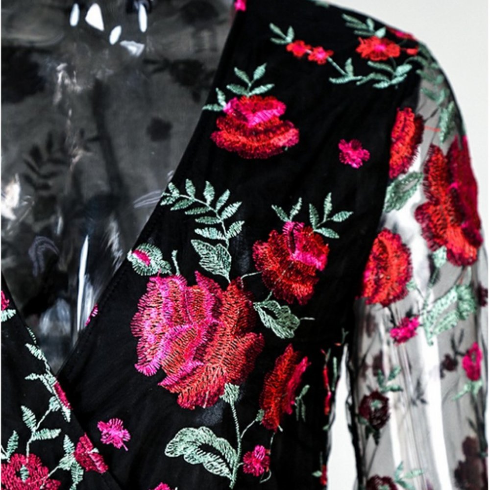 🚨LOWEST PRICE🚨Women's Mesh Floral Plunge Blouse - Picture 4 of 4